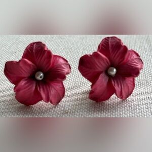 Vintage Pink Flower Clip-On Earrings with Faux Pearl Centers 🌸✨